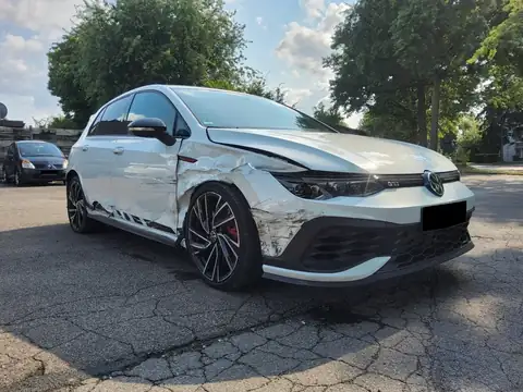 Golf GTI Clubsport mit schwerem Unfallschaden in Würselen