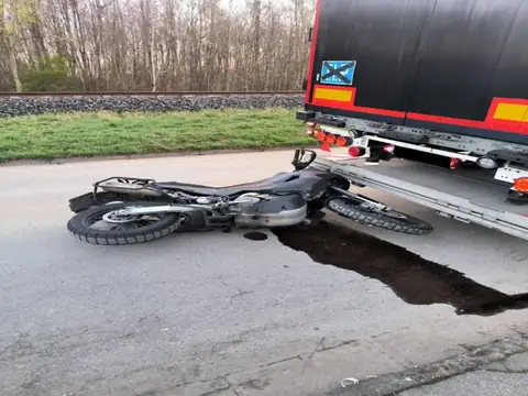 Geparkte Enduro durch ausländischen LKW beschädigt – Schadendokumentation, Bild 1 von 6 Geparkte Enduro durch ausländischen LKW beschädigt: Originalaufnahme 1 von 6 zur Schadendokumentation