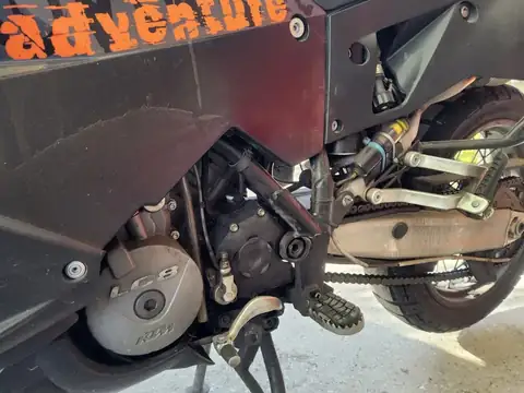 Geparkte Enduro durch ausländischen LKW beschädigt – Schadendokumentation, Bild 6 von 6 Geparkte Enduro durch ausländischen LKW beschädigt: Originalaufnahme 6 von 6 zur Schadendokumentation