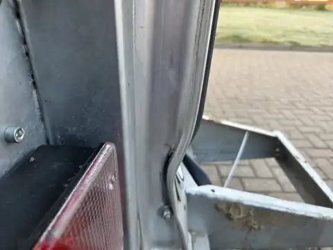 Haftpflichtgutachten für Anhänger in Aachen – Schadendokumentation, Bild 2 von 6 Haftpflichtgutachten für Anhänger in Aachen: Originalaufnahme 2 von 6 zur Schadendokumentation