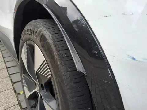 Leichter Schaden am E-Auto – die Kosten überraschen: Originalaufnahme 4 von 6 zur Schadendokumentation