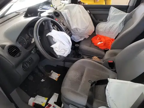 Massiver Unfall mit Totalschaden nach Rotlichtverstoß in Eschweiler – Schadendokumentation, Bild 5 von 6 Massiver Unfall mit Totalschaden nach Rotlichtverstoß in Eschweiler: Originalaufnahme 5 von 6 zur Schadendokumentation