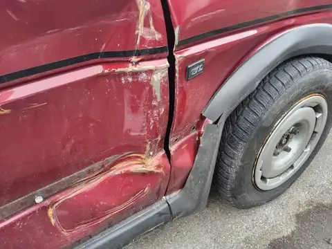 Unfall mit seltenem VW Jetta CL in Baesweiler – Schadendokumentation, Bild 3 von 6 Unfall mit seltenem VW Jetta CL in Baesweiler: Originalaufnahme 3 von 6 zur Schadendokumentation