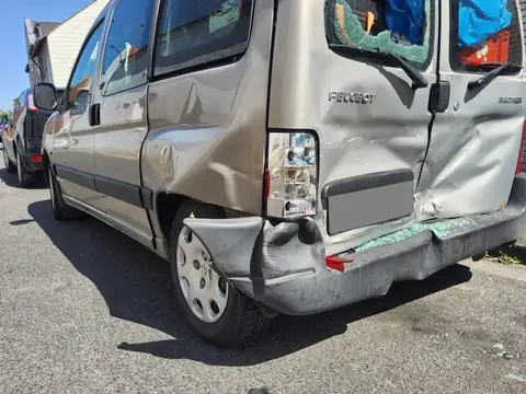 Unfallschaden in Baesweiler – Schadendokumentation, Bild 2 von 6 Unfallschaden in Baesweiler: Originalaufnahme 2 von 6 zur Schadendokumentation