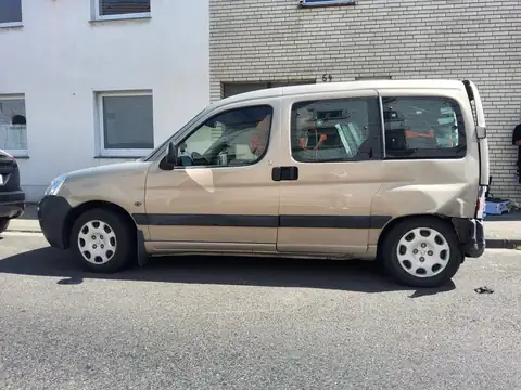 Unfallschaden in Baesweiler – Schadendokumentation, Bild 3 von 6 Unfallschaden in Baesweiler: Originalaufnahme 3 von 6 zur Schadendokumentation