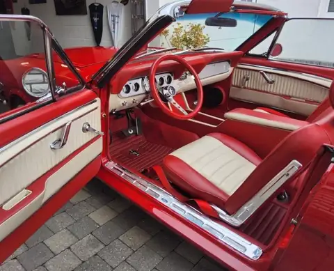 Schwarz-Weiß-Aufnahme eines Ford Mustang Cabrio für ein Oldtimergutachten