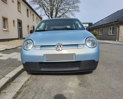 Schwarz-Weiß-Aufnahme eines Unfallfahrzeugs aus Alsdorf