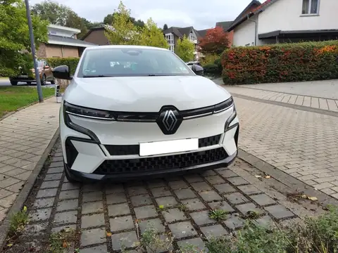 Renault E-Fahrzeug mit einem zunächst leicht wirkenden Unfallschaden