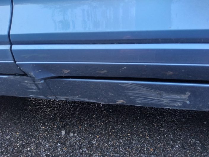 Seitenschweller und Abdeckung am VW Passat deformiert