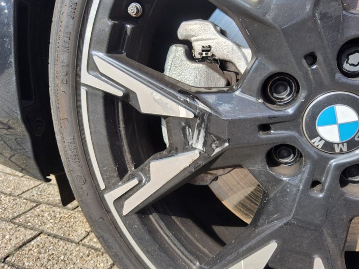 Anstoß an Vorderrad BMW 323